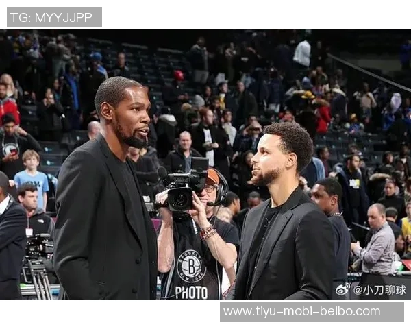 库里兄弟携手父亲共赏杜克大学比赛喜悦满满精神焕发