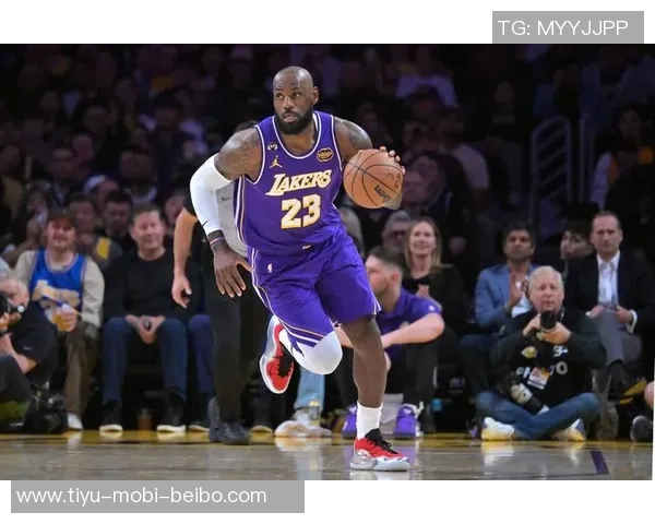 詹姆斯重温青春岁月与高中队友合影穿橄榄球队服引发回忆